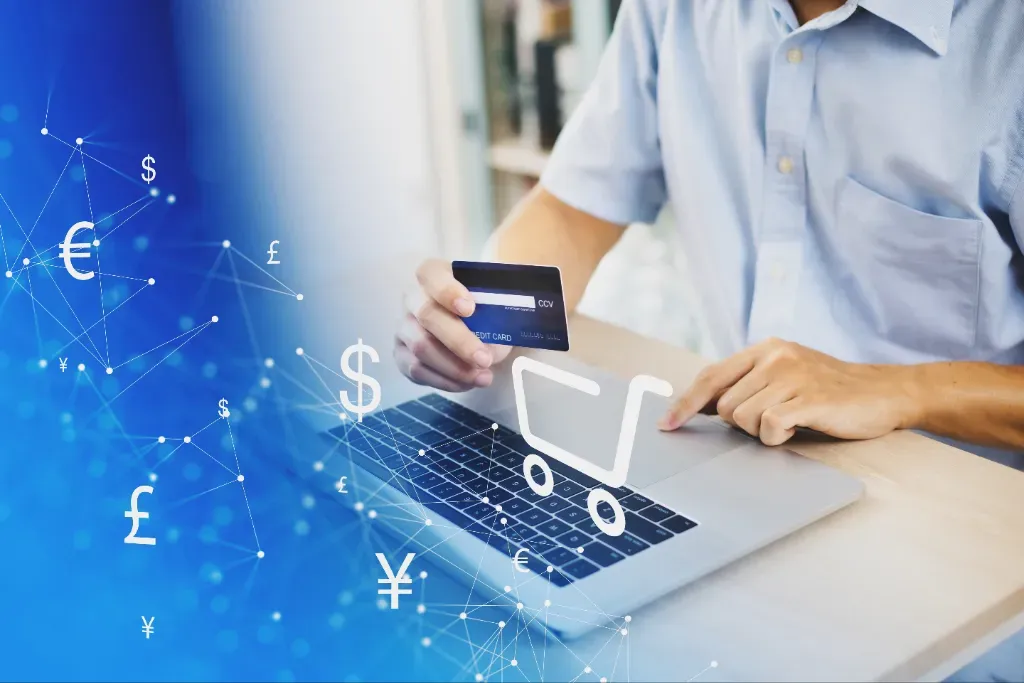 Zakupy online za granicą: mężczyzna zamawiający przez internet produkty, za które płaci w obcej walucie